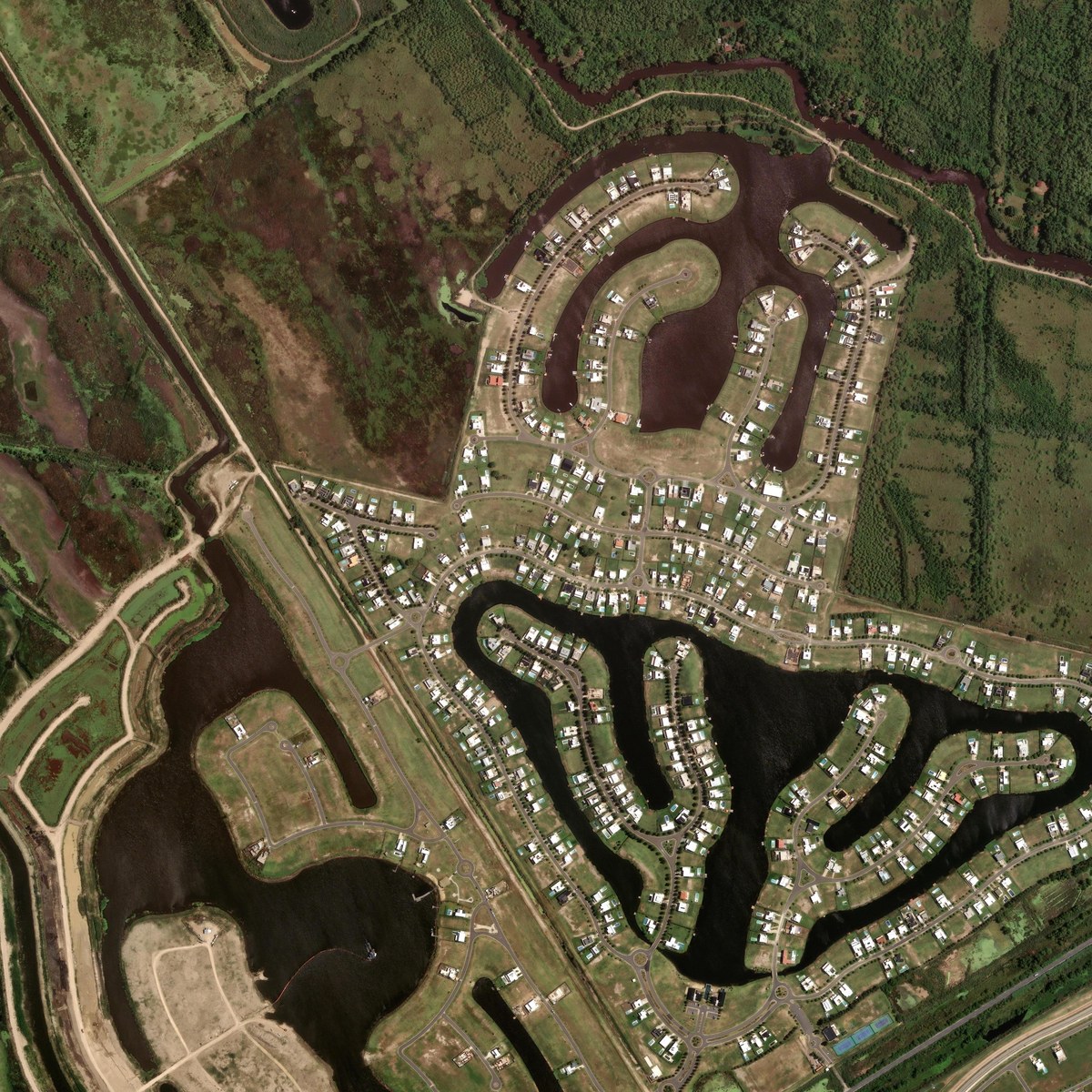 Imagen satelital en color real de un barrio náutico