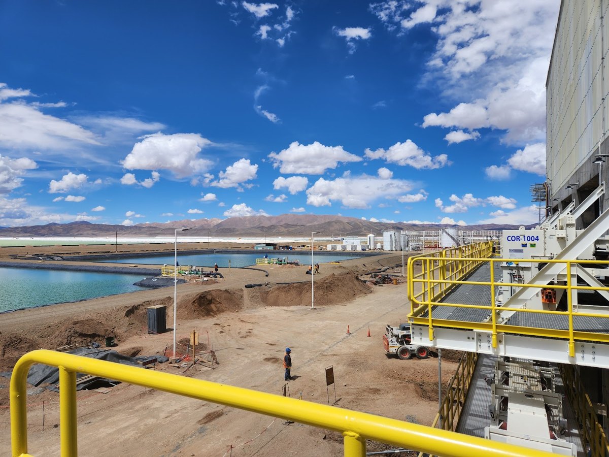 Planta de proceso y piletas de la operación